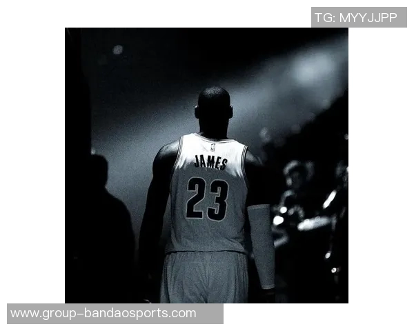 詹姆斯：从篮球巨星到文化偶像的传奇之路与影响力探讨