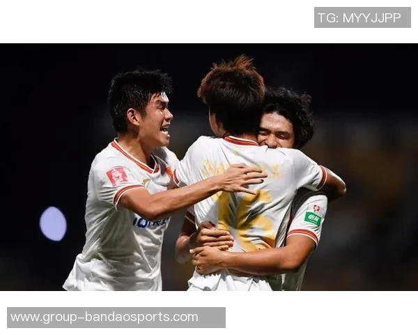 重庆队在主场以3比5不敌延边队上演进球大战引发球迷热议