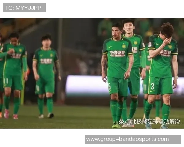 十一位男士为追逐足球明星展开的热血追逐与情感纠葛故事